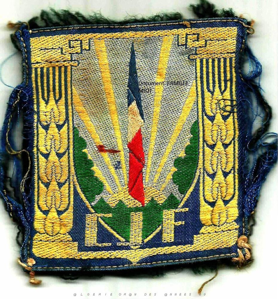 002  Insigne du  CJF (1er modele) bleu. Page 20 du livre.jpg